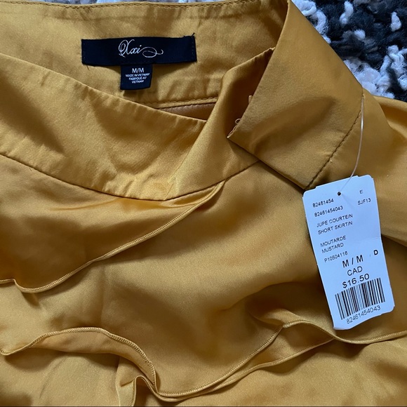 Frilly gold mini skirt - Picture 2 of 2